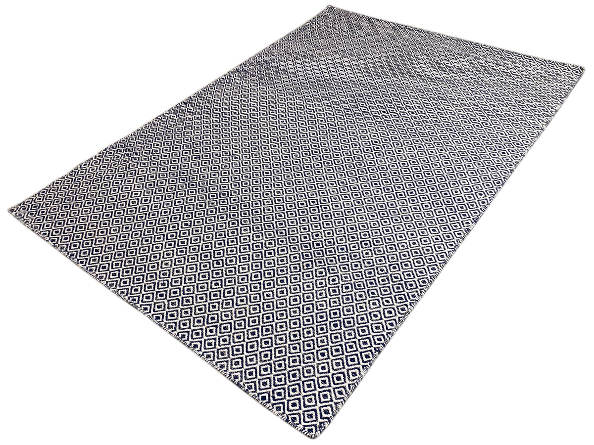 Kelim-Teppich mit Rauten-Diamond-Muster in Dunkelblau und Cremeweiß, flach gewebt