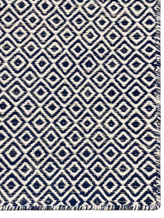 Kelim-Teppich mit dichten Rauten im Zickzack-Stil, Dunkelblau/Offwhite, mit Fransen