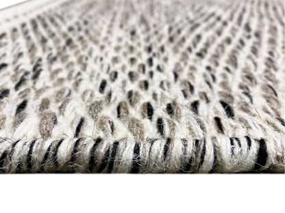 Close-up: kilim rug with a dotted pattern and short fringe along the bottom edge