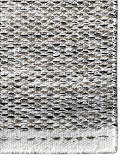 Kelim-Teppich Dot 60x90 cm, Nahansicht der Struktur: hellgraue Punkte mit gewebtem Saum