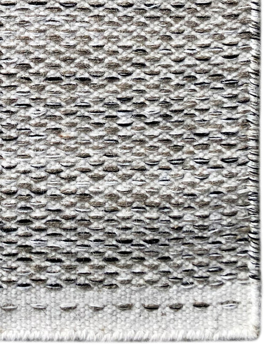 Kelim-Teppich Dot 60x90 cm, Nahansicht der Struktur: hellgraue Punkte mit gewebtem Saum