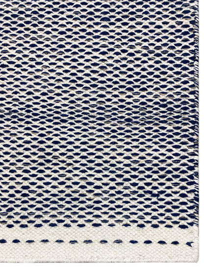 Kelim-Teppich Detail: rundes Webmuster in Blau mit heller Abschlusskante