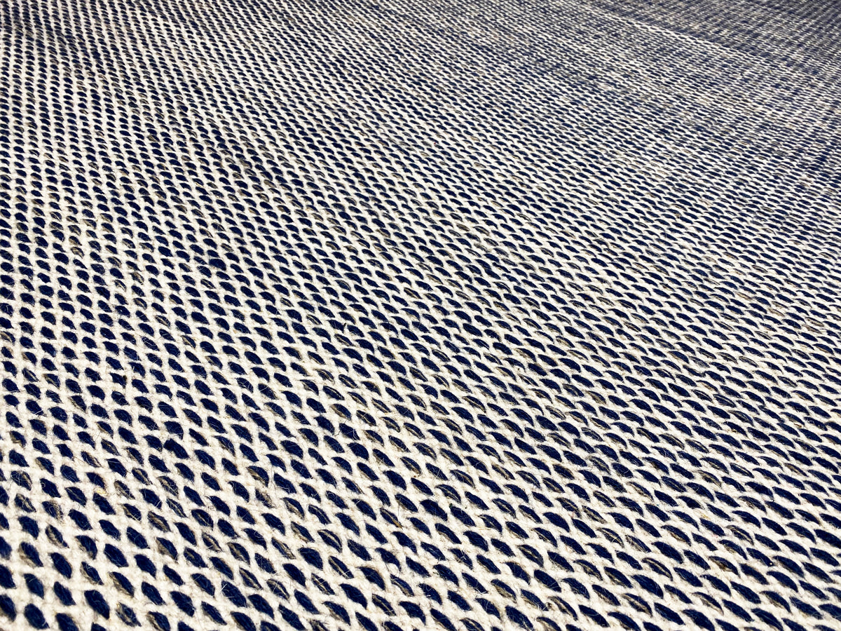 Kelim-Teppich Oberfläche mit dichtem Gittergewebe in Blau