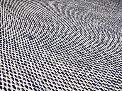 Kelim-Teppich Oberfläche mit dichtem Gittergewebe in Blau