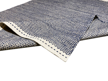 Kelim-Teppich mit sichtbarer Kante und gedrehtem Randdetail in Blau