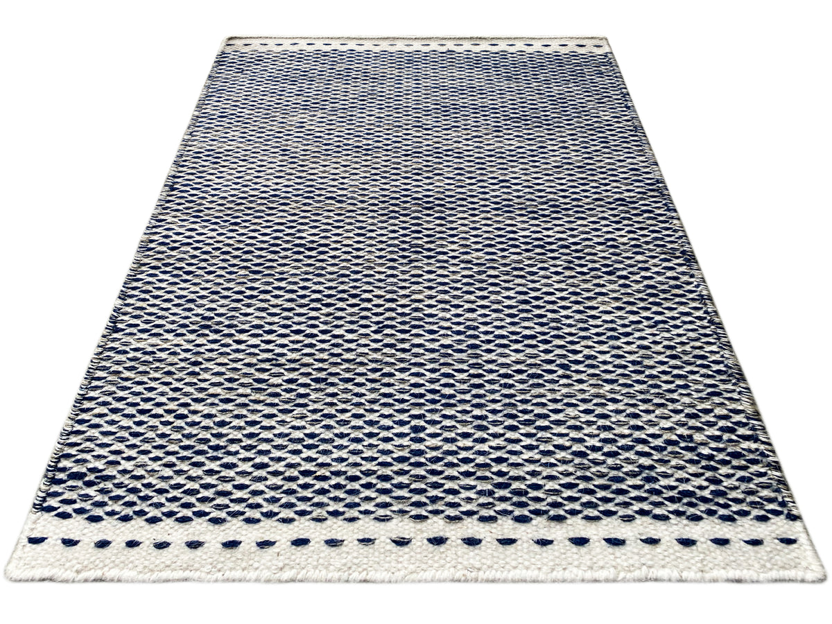 Blauer Kelim-Teppich 60x90 cm flachliegend, blau-weißes Webmuster, Zierkante