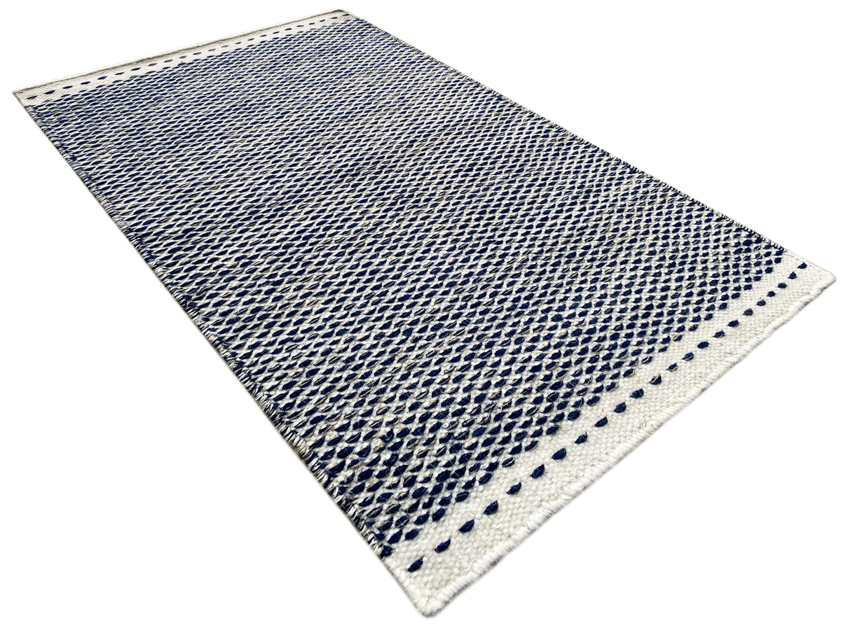 Blauer Kelim-Teppich 60x90 cm ausgebreitet, dichtes blaues Webmuster, weißer Rand