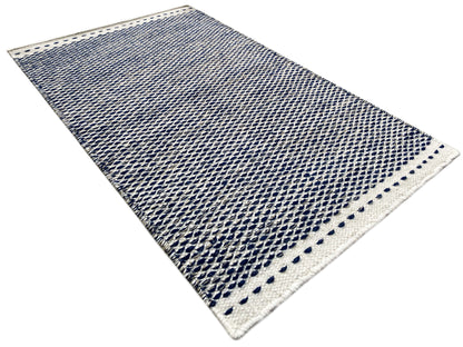 Blauer Kelim-Teppich 60x90 cm ausgebreitet, dichtes blaues Webmuster, weißer Rand