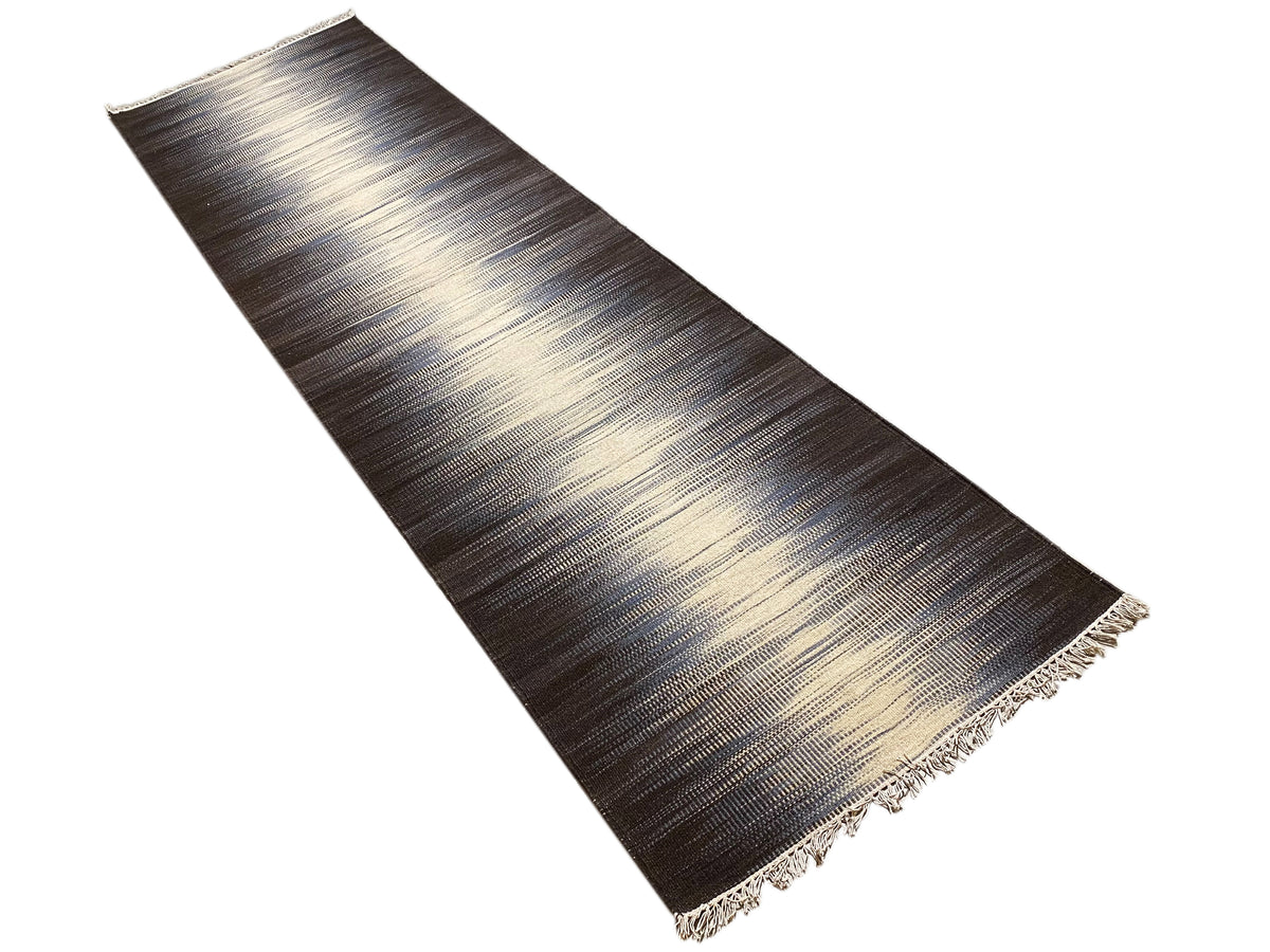 Kelim-Teppich 300x80 cm, diagonale Ansicht: dunkelbraun-beige Streifen mit Fransen