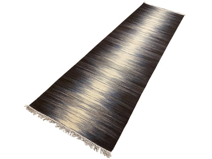 Kelim-Teppich 300x80 cm, gedrehte Perspektive: dunkelbraunes Webmuster mit hellen Linien