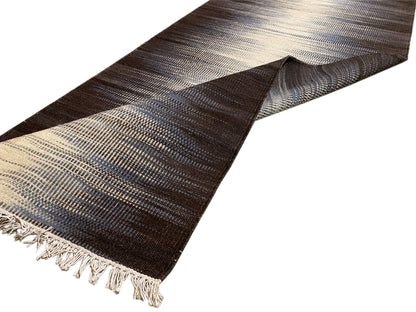 Kelim-Teppich 300x80 cm, Ansicht der Kante mit Fransen und braun-beigem Streifenmuster