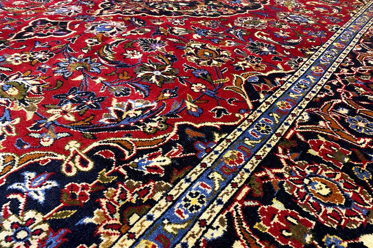 Keshan rug (318x192 cm) close-up: dense pile with a blue-red ornamental pattern