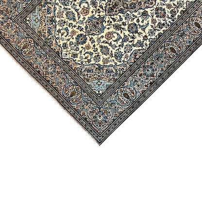 Keshan rug 294x194 cm, corner with dark blue border and white-and-blue pattern