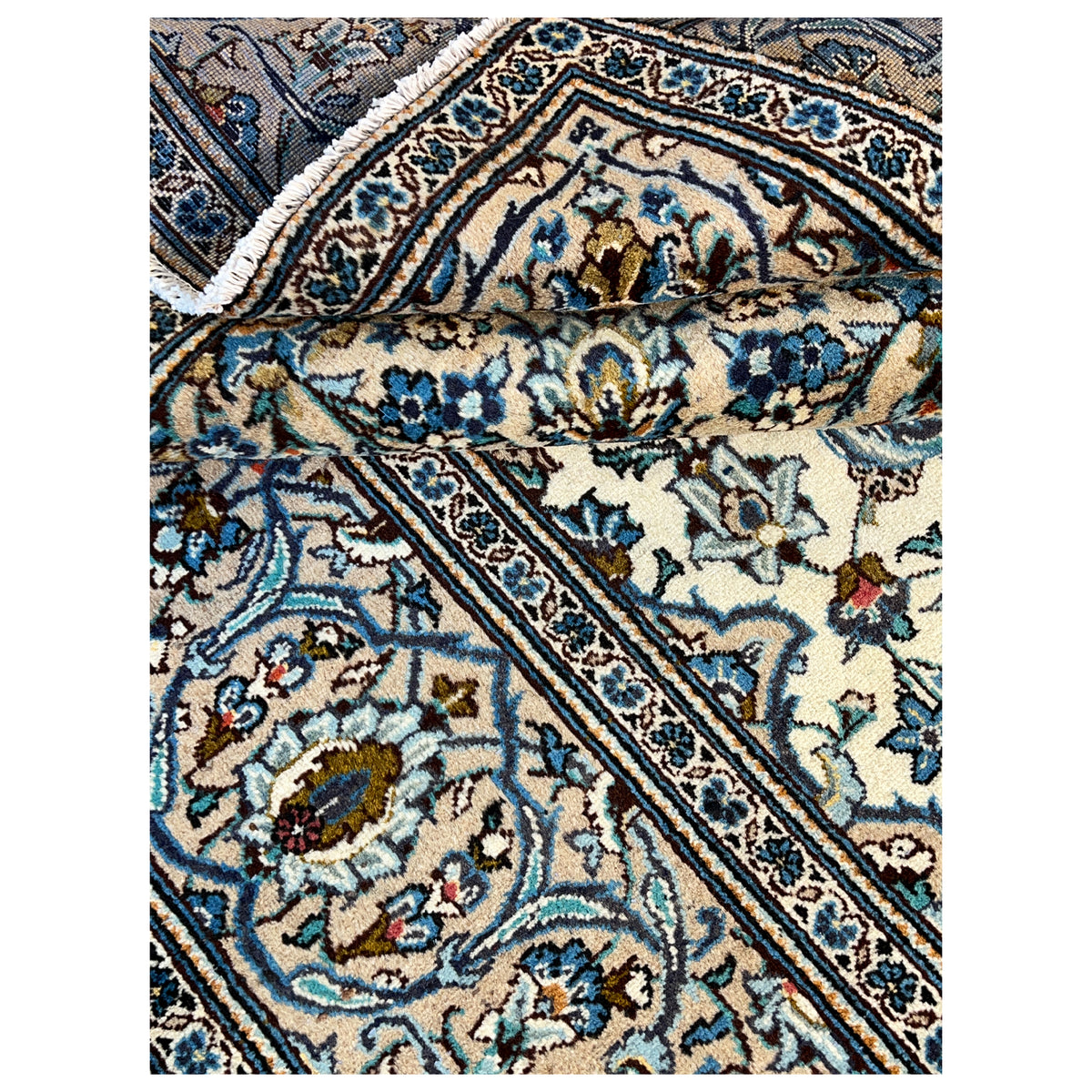 Keshan rug 294x194 cm close-up: blue vine pattern with decorative medallions