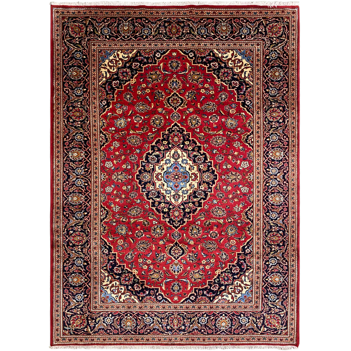 Rot gemusterter Orientteppich mit blauem Medaillon und dunklem Ornamentrand, rechteckig