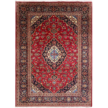 Rot gemusterter Orientteppich mit blauem Medaillon und dunklem Ornamentrand, rechteckig