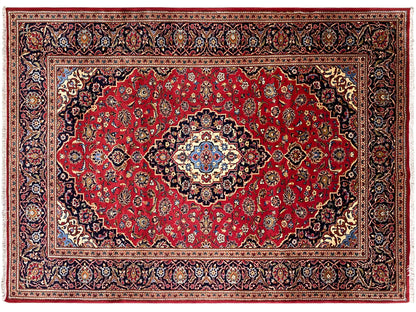 Orientteppich mit rotem Feld, mittiger blau-weißer Rosette und detailreicher Zierbordüre