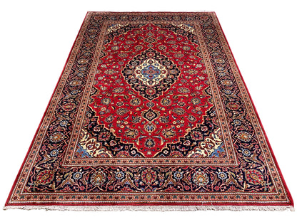 Rot-brauner Orientteppich mit mittiger Rosette, ornamentalem Rahmen und hellen Fransen