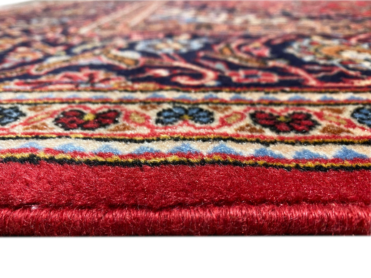 Detail der Teppichkante: roter Flor und mehrfarbige Bordüre