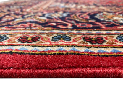 Detail der Teppichkante: roter Flor und mehrfarbige Bordüre