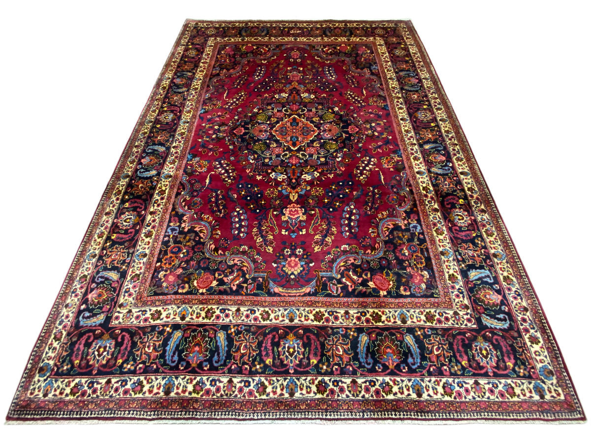 Teppich mit dunkelrotem Grund, zentralem Muster und blau-goldener Bordüre