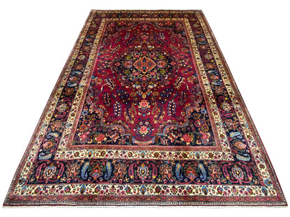 Teppich mit dunkelrotem Grund, zentralem Muster und blau-goldener Bordüre