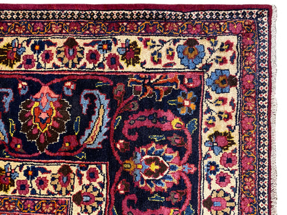 Teppich mit detailliertem Ornamentmuster in Dunkelrot, Blau und Beige