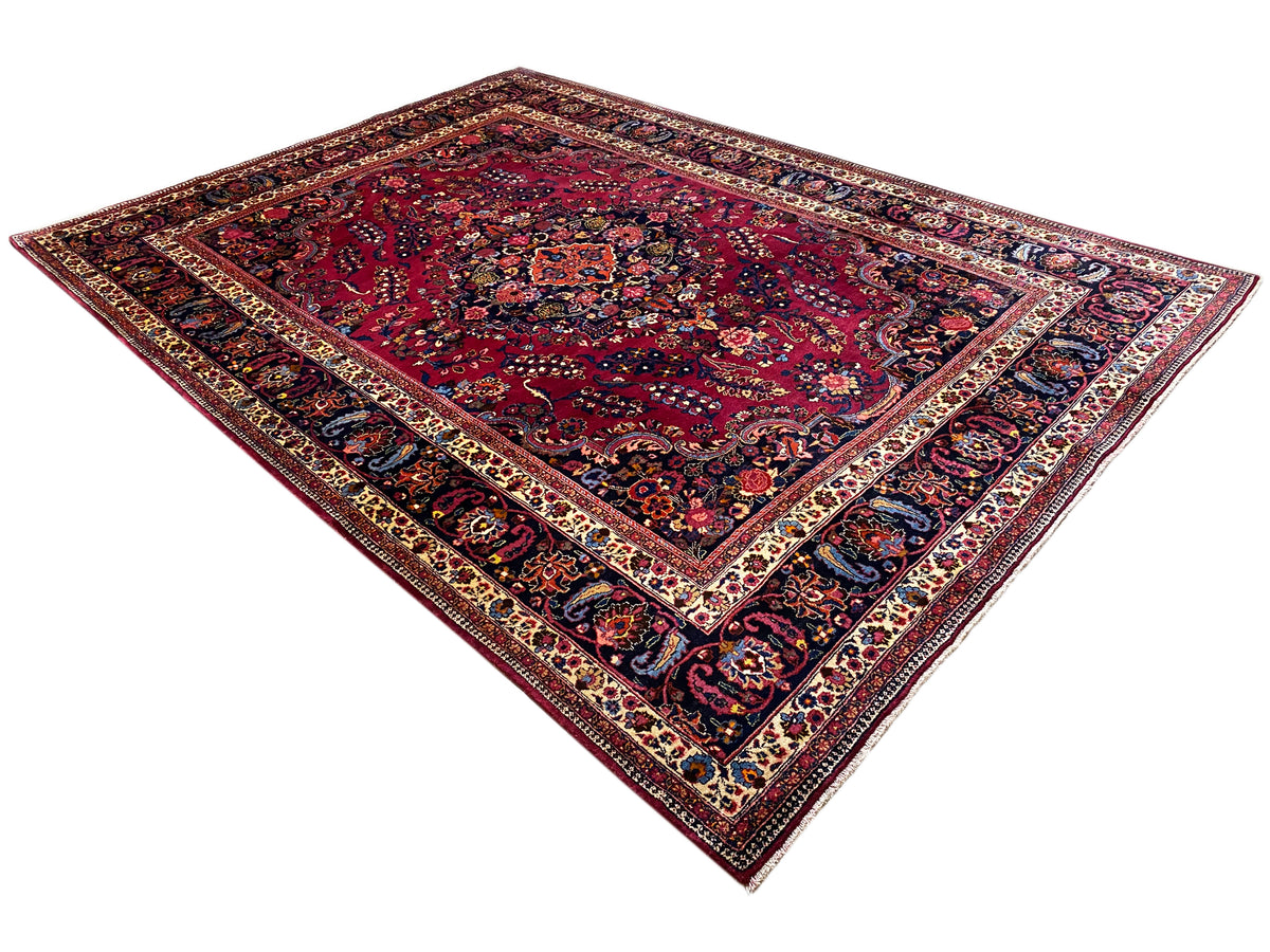 Teppich in Dunkelrot mit beiger Rahmenbordüre und floralen Ornamenten