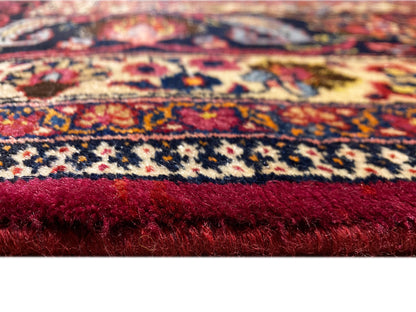Teppichkante mit dichtem Flor in Dunkelrot und dekorativer Bordüre