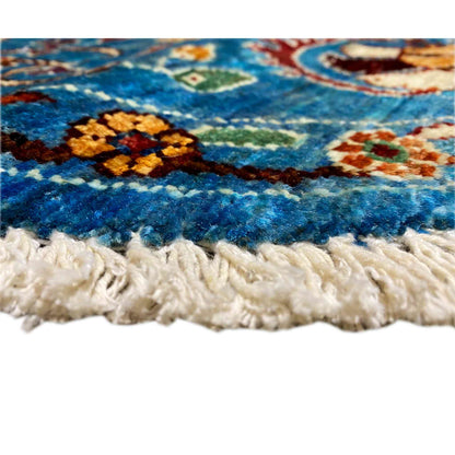 Round rug edge: blue wool with white fringes and dense pile