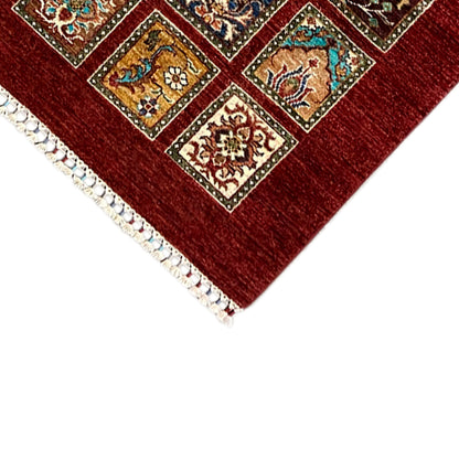 Close-up of the runner corner with white overlock fringes and colorful ornamental squares