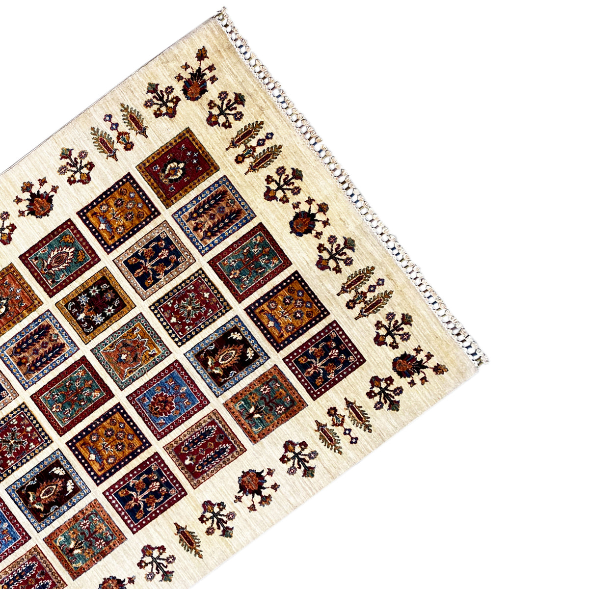 Khorjin rug corner with decorative fringes and small floral ornaments along the cream-colored border.