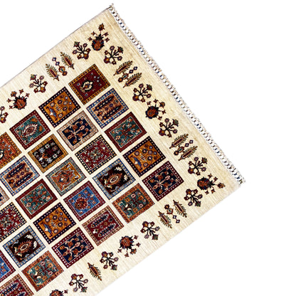 Khorjin rug corner with decorative fringes and small floral ornaments along the cream-colored border.