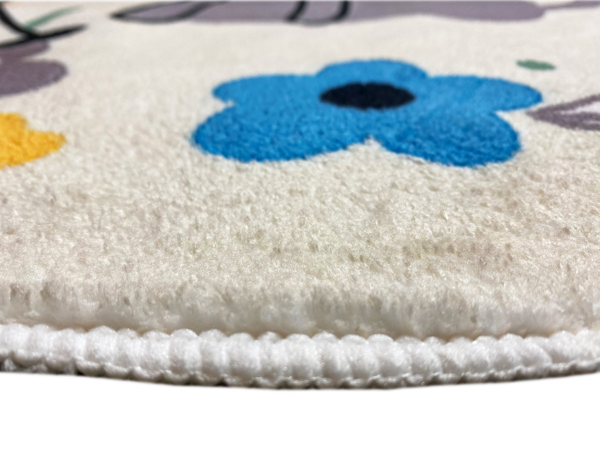 Nahaufnahme: runder Kinderteppich mit weißem Flor und sauber eingefasstem Rand