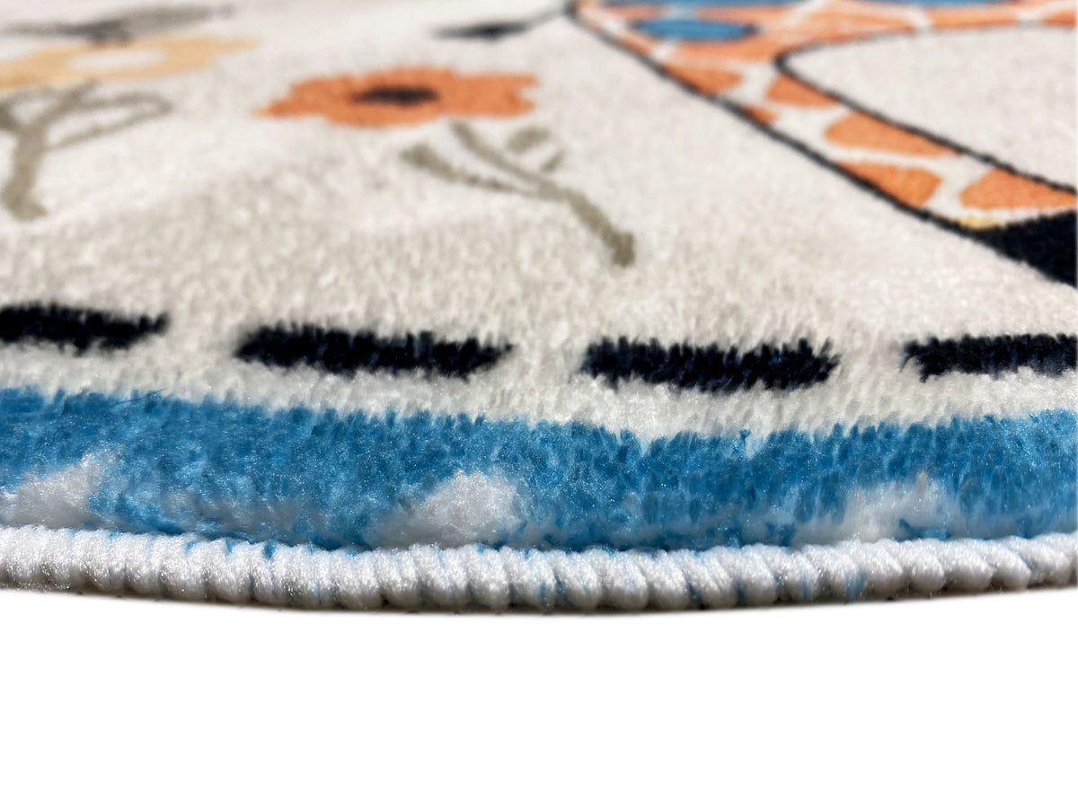 Nahaufnahme Kinderteppich: farbiger Rand und Flor im Tierdesign