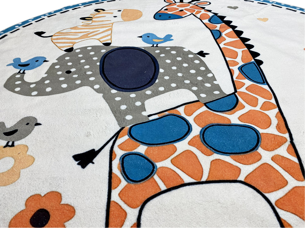 Nahansicht: runder Kinderteppich mit Giraffen-Illustration und blauen Tierdetails