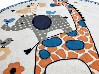 Nahansicht: runder Kinderteppich mit Giraffen-Illustration und blauen Tierdetails