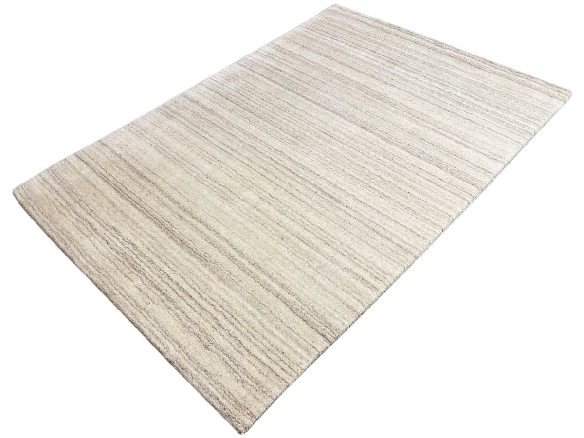 Gabbeh-Loom-Teppich, diagonale Ansicht, hellbeige mit schmalen grauen Streifen