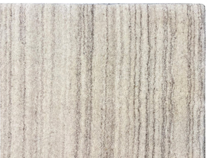 Nahaufnahme Gabbeh-Loom-Teppich: dichtes Streifenmuster in hellbeige und grauen Nuancen