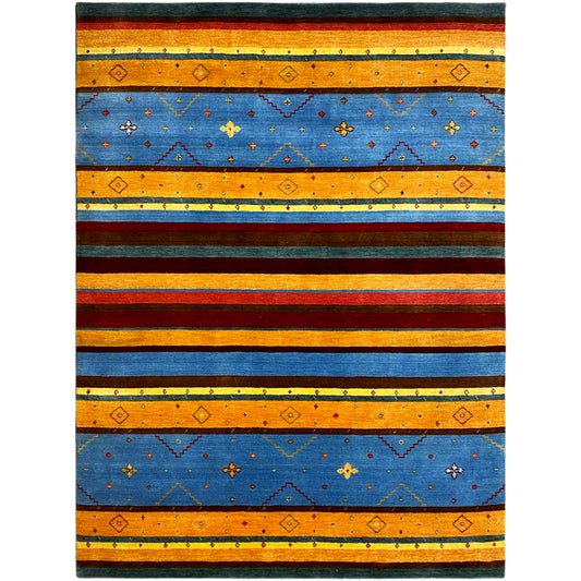 Loom Luri Teppich gerade Ansicht: blaues Grundfeld mit bunten Streifen und kleinen Ornamenten.
