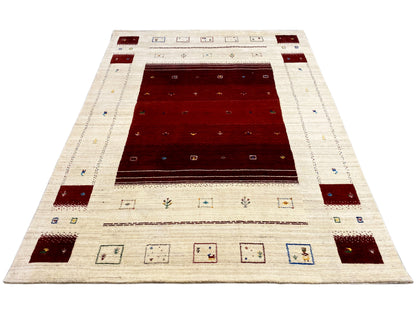 Loom Luri Teppich, cremefarbener Rand mit rotem Innenfeld und kleinen Musterquadraten