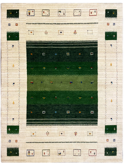 Rechteckiger Teppich in Creme mit grünem Quadrat-Motiv und bunten Zierdetails.