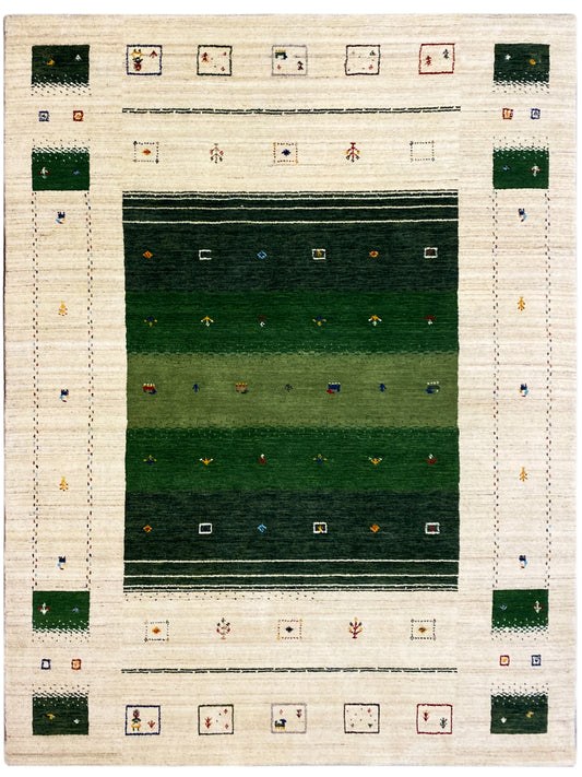 Rechteckiger Teppich in Creme mit grünem Quadrat-Motiv und bunten Zierdetails.
