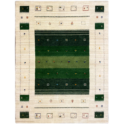 Teppich mit Creme-Grund, grünem Quadrat innen und buntem geometrischem Rahmenmuster.