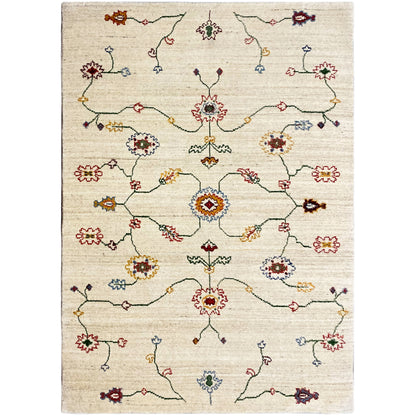 Teppich 119×180 cm in Creme mit buntem Ornament- und Linienmuster.
