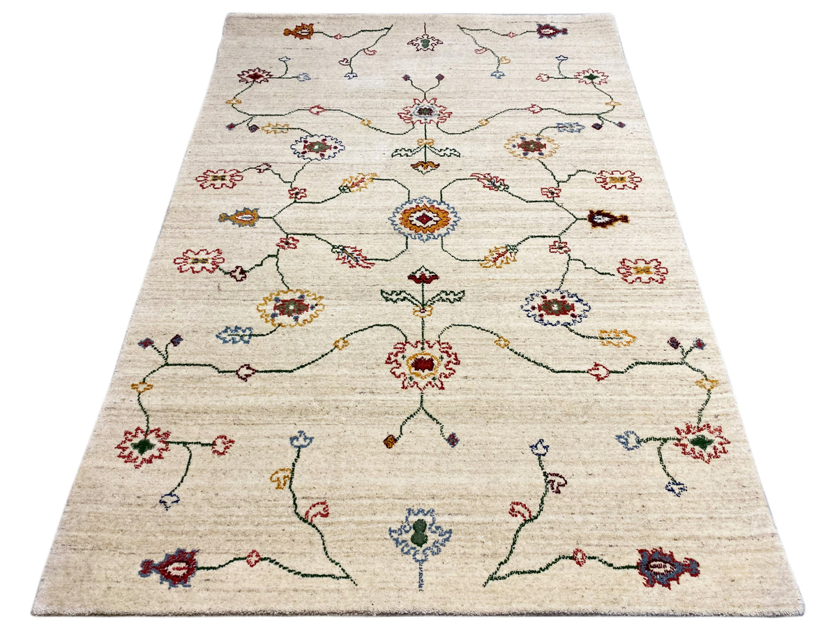 Teppich in Creme mit symmetrischem buntem Ornament- und Linienmuster, rechteckig.