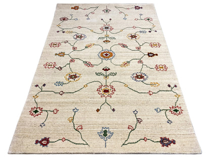 Teppich in Creme mit symmetrischem buntem Ornament- und Linienmuster, rechteckig.