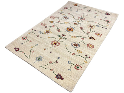 Teppich 119×180 cm in Creme mit buntem Ornament- und Verbindungs-Linienmuster.