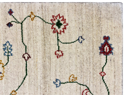 Teppichdetail: cremefarbener Flor mit bunten Blumensymbolen und feinen Linien.