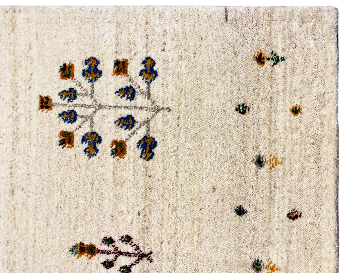 Loom Luri Läufer-Teppich 82x300 cm, Nahaufnahme: beige Fläche mit kleinen bunten Motiven.